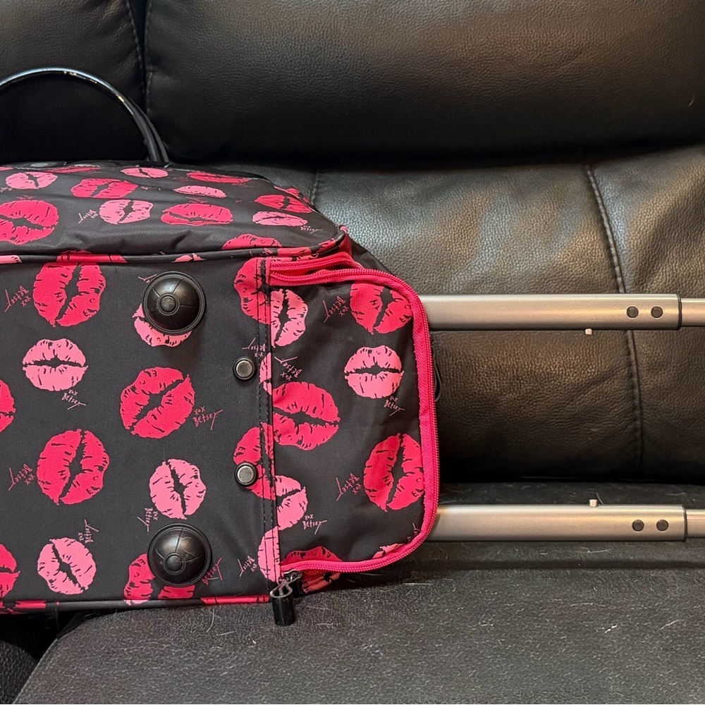 RARE Betsey Johnson Lips Kiss Print Rolling Bag Carry On Weekender Roll Luggageđź’‹ - Picture 8 of 12